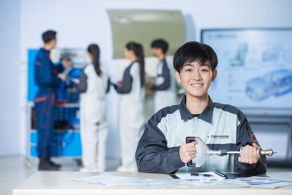 重庆万通:学技术学什么有前途?奔驰定向班一份努力三份收获