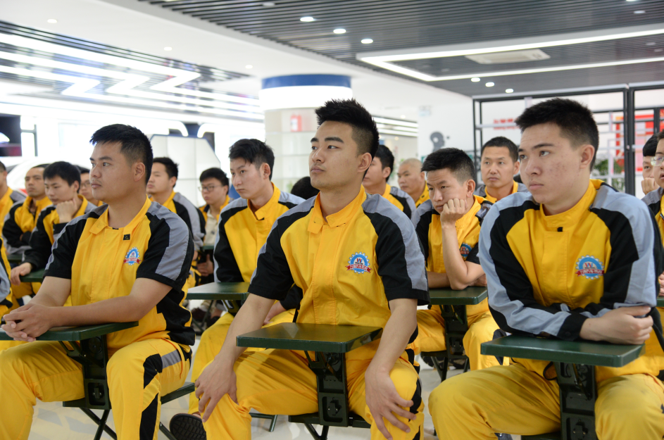 万通汽车教育创业孵化基地揭牌仪式在重庆万通举行