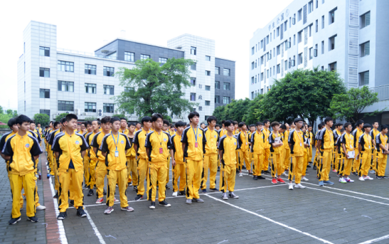 重庆万通优秀学子报告会 向榜样看齐