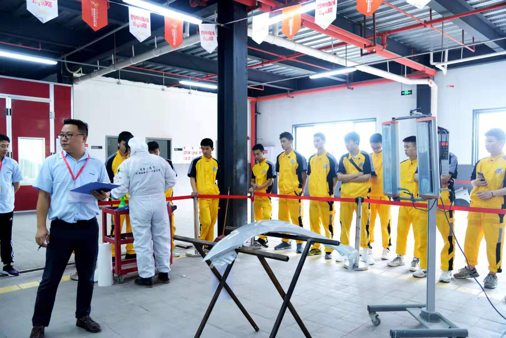 重庆万通:学汽修以后是什么样?这就是你未来的生活
