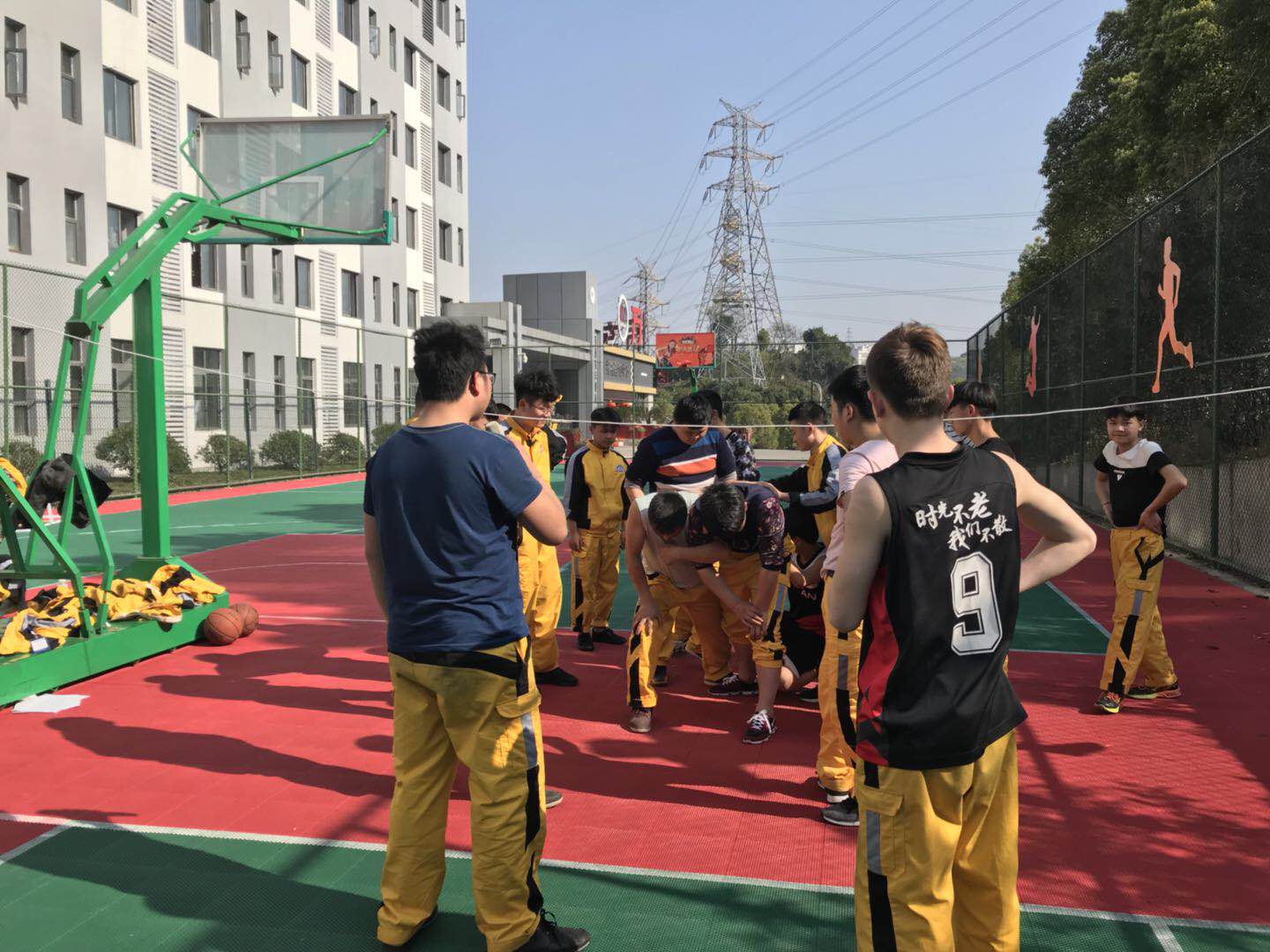一个人顶起另一个人，当上面的队员拉住第二层的队员以后，最后一名队员抓住第二层的脚，后面的人横渡过线。穿越火线