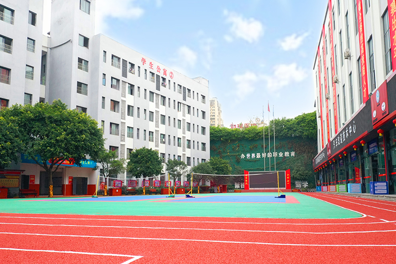 学校塑胶跑道建成，静待学子新学期归来