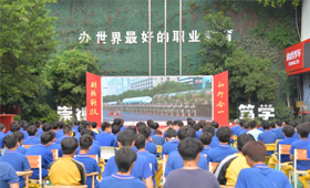 致敬胜利，逐梦强国！九三阅兵，重庆万通师生共观盛典，共燃豪情