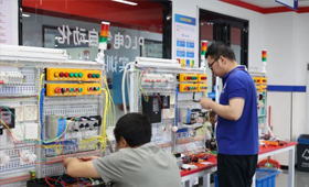 同样是电工，为啥有人能大幅涨薪？原来偷偷学了PLC！