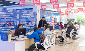 现场太火爆！重庆万通双高名额热潮来袭，元旦万通行人从众！