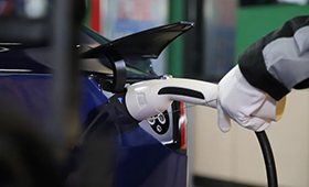 只会修燃油车当然不行！电车维修人才紧缺，进修技术谋好发展