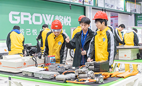 聚焦两会：新能源汽车与高技能技工人才成国家战略