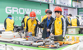 油价暴涨！新能源汽车优势拉满，来重庆万通学检修，技能逆袭好未来！