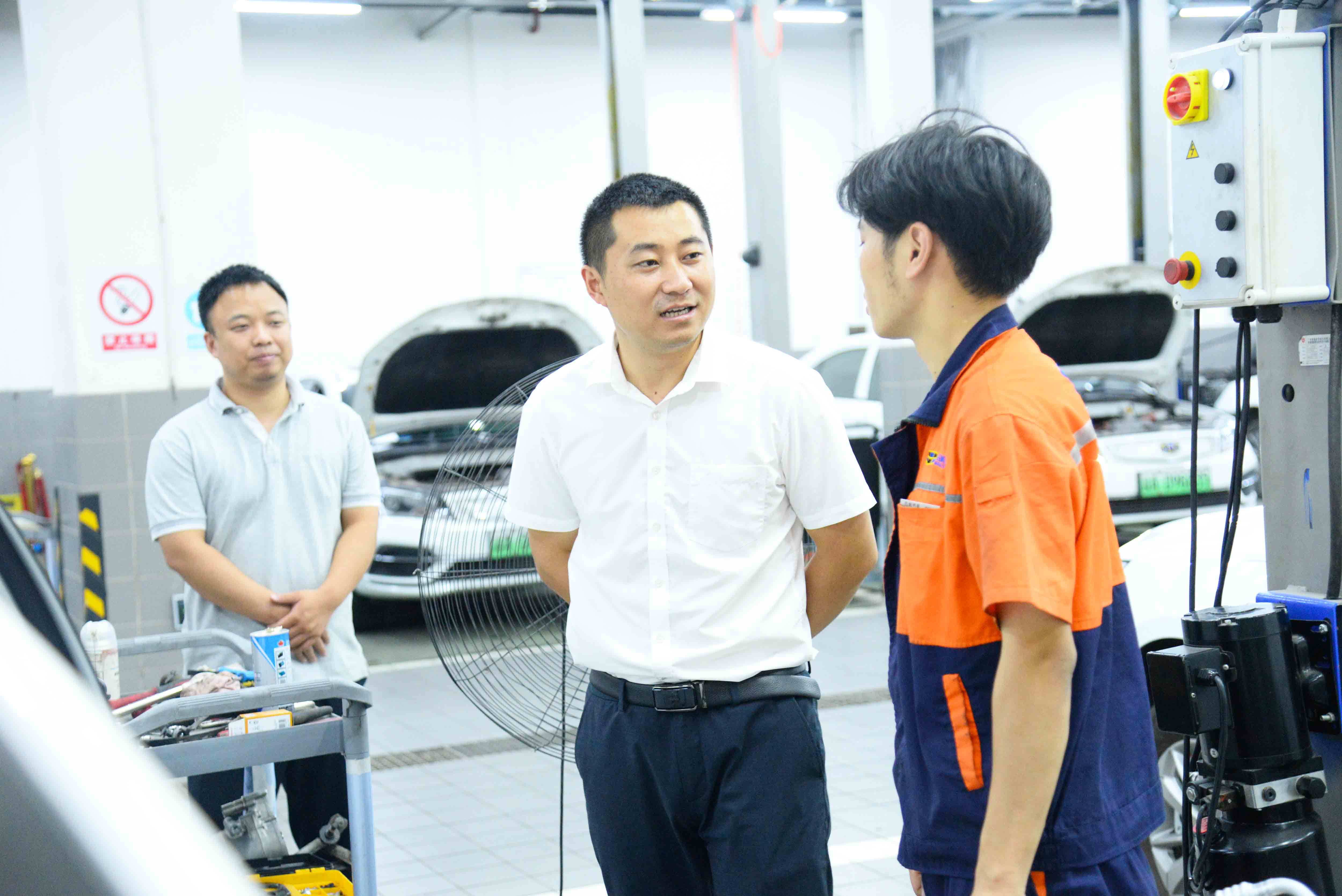 校领看望就业学子