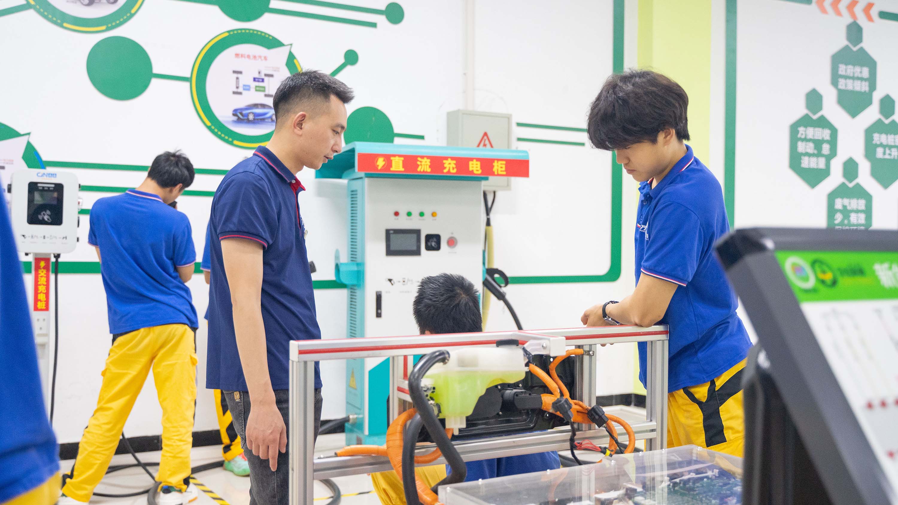 汽车新能源实训课堂
