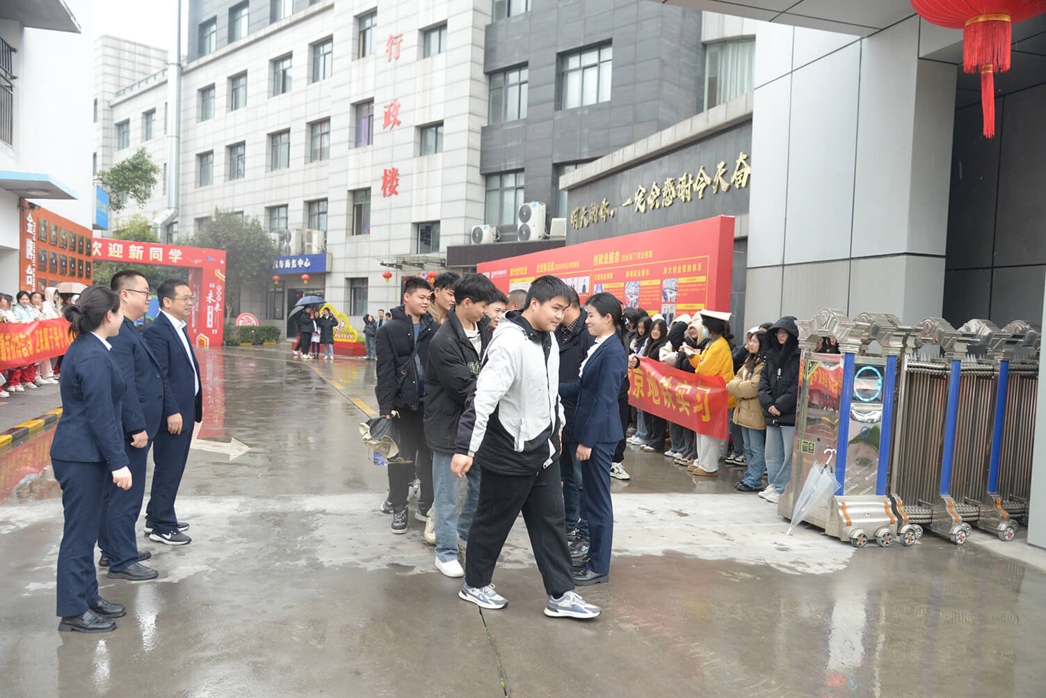 热烈欢送我校学子轨道实习