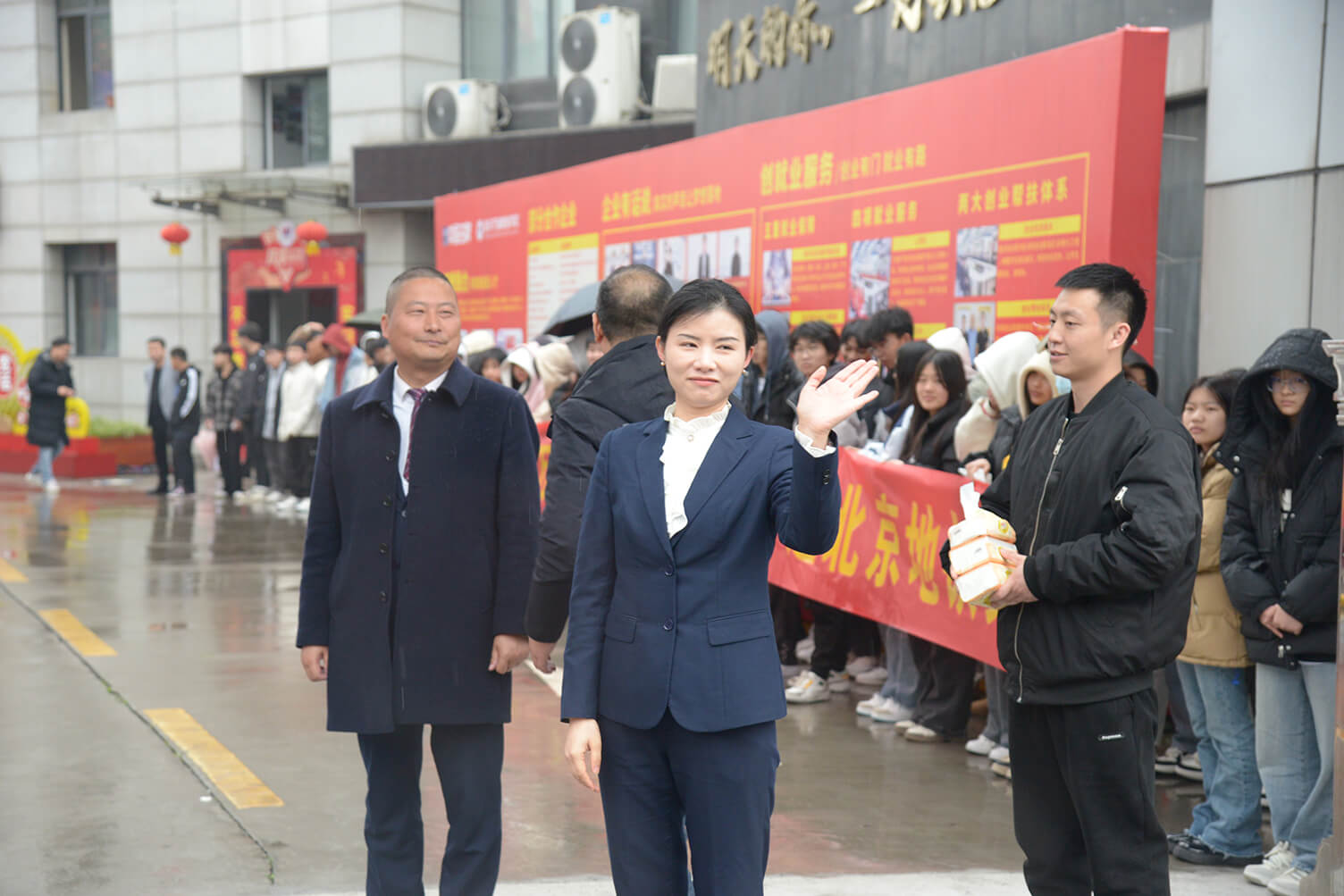 热烈欢送我校学子轨道实习