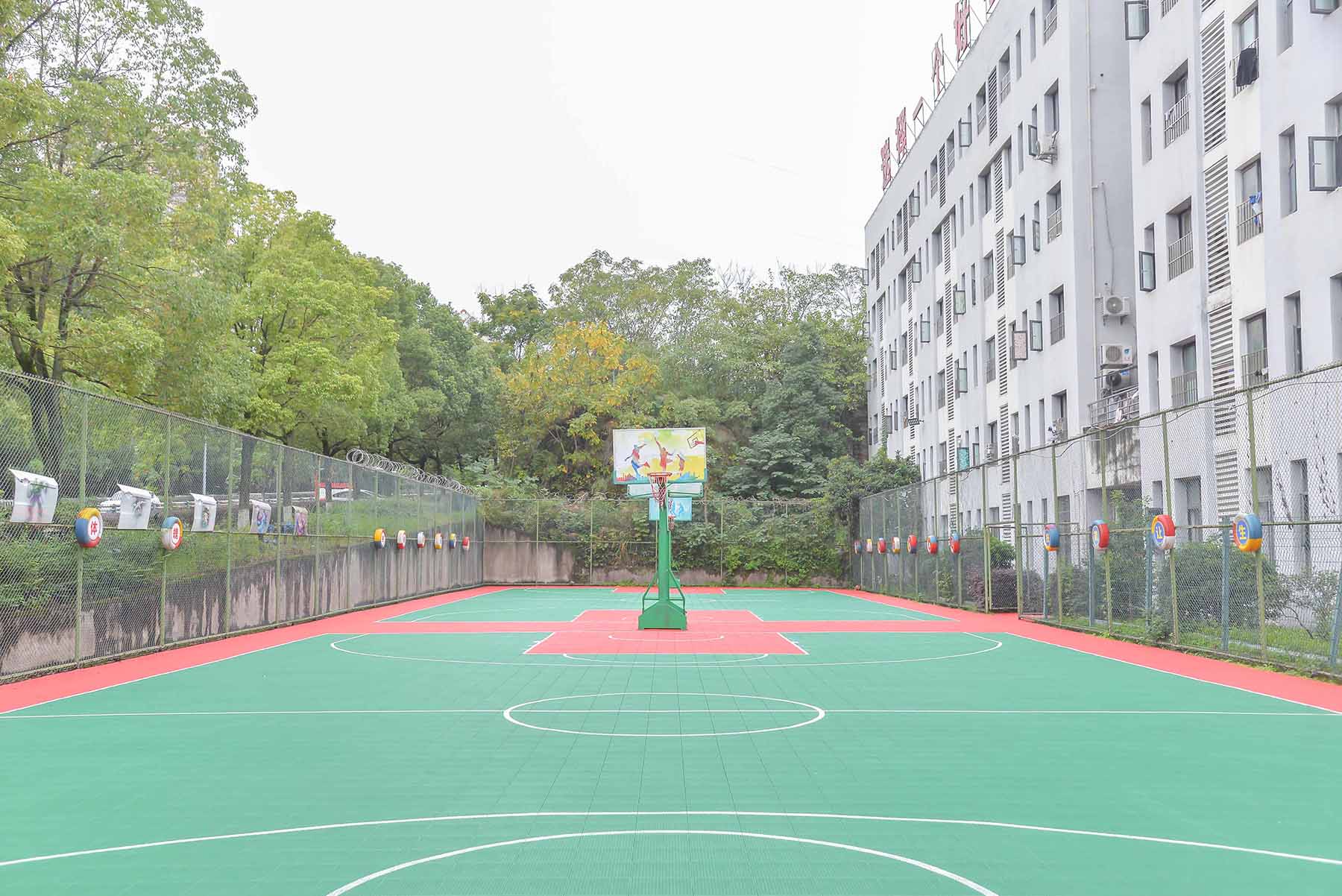 校园篮球场