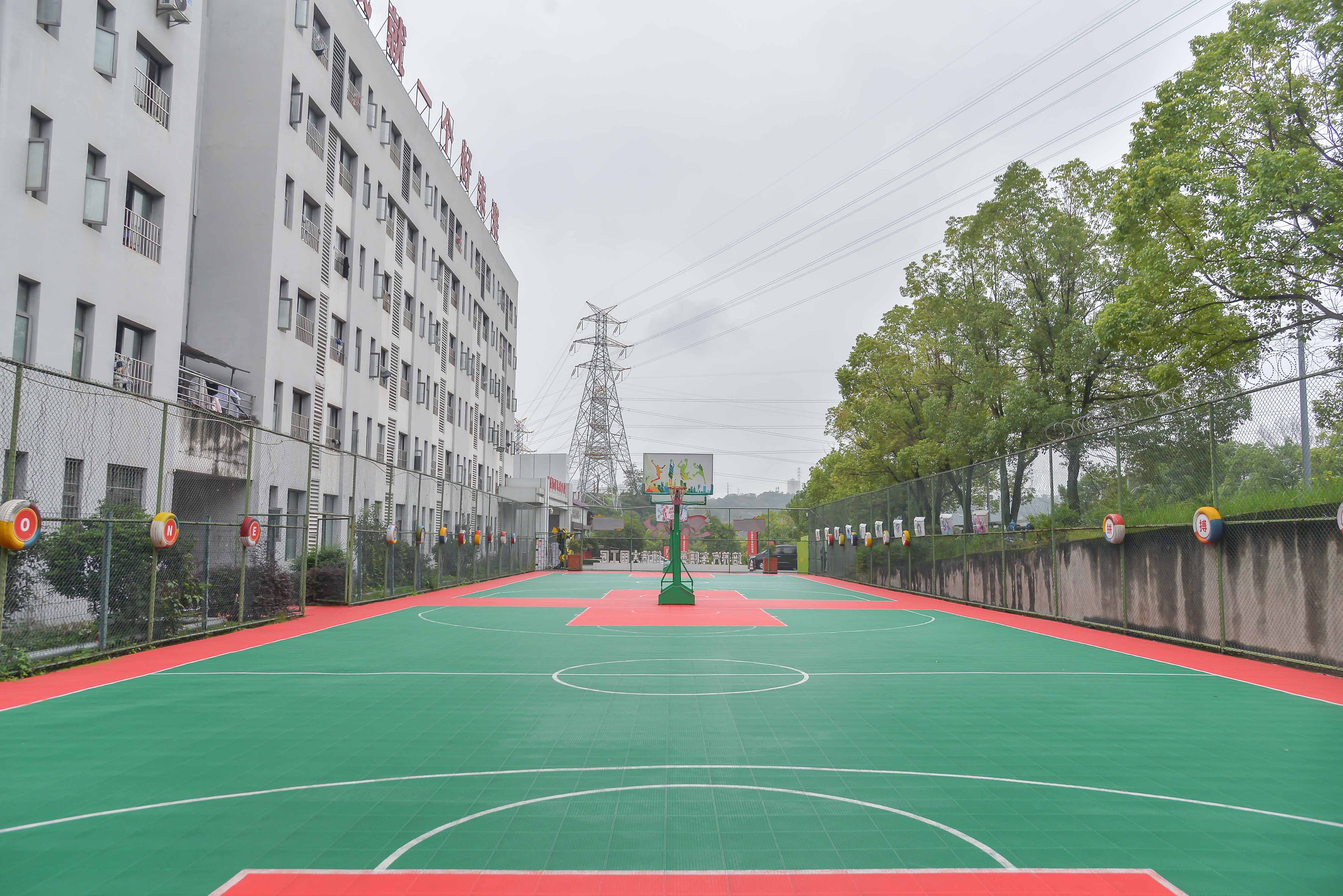 校园篮球场