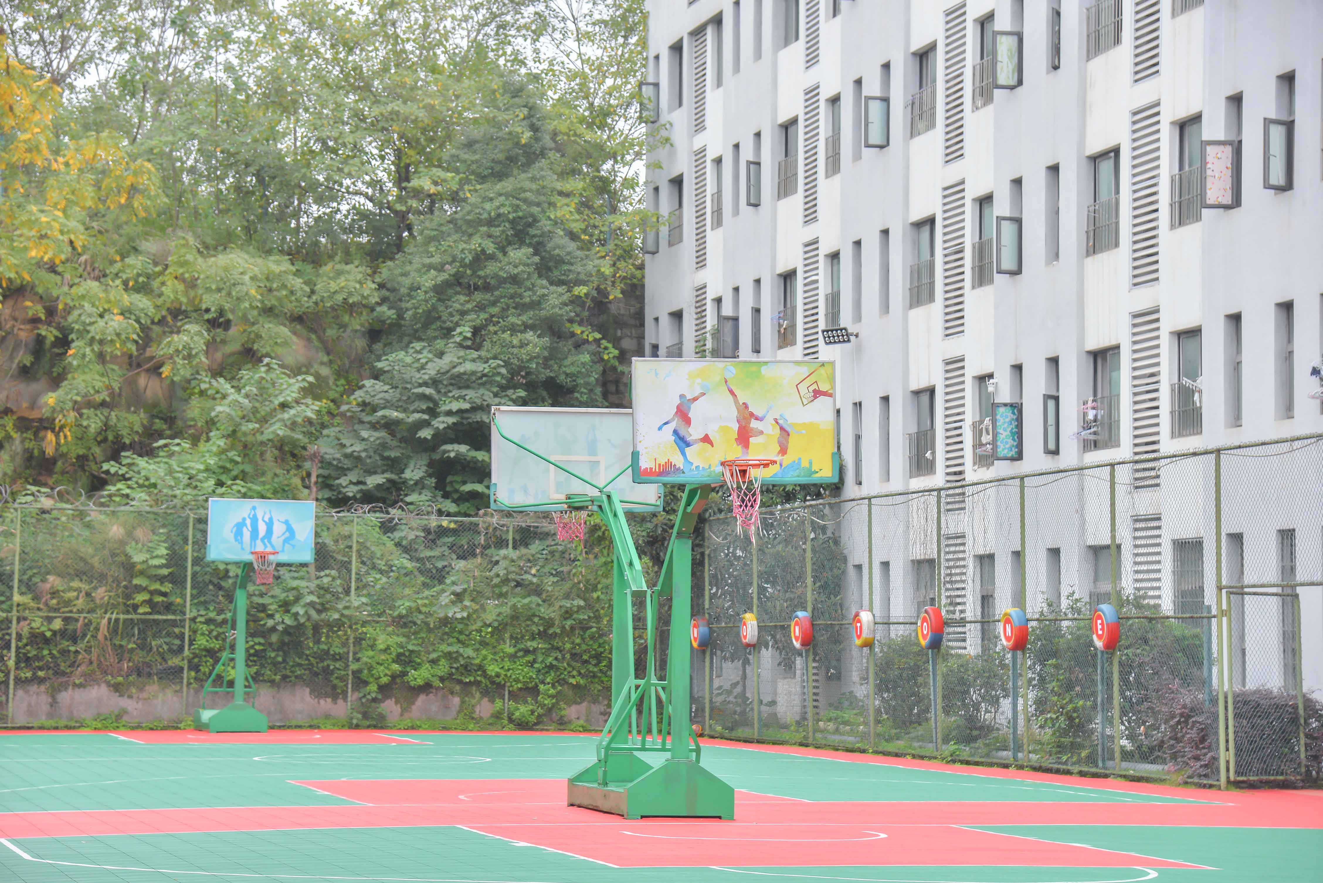 校园篮球场