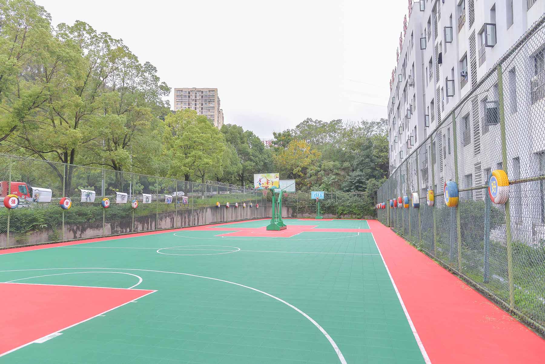 校园篮球场