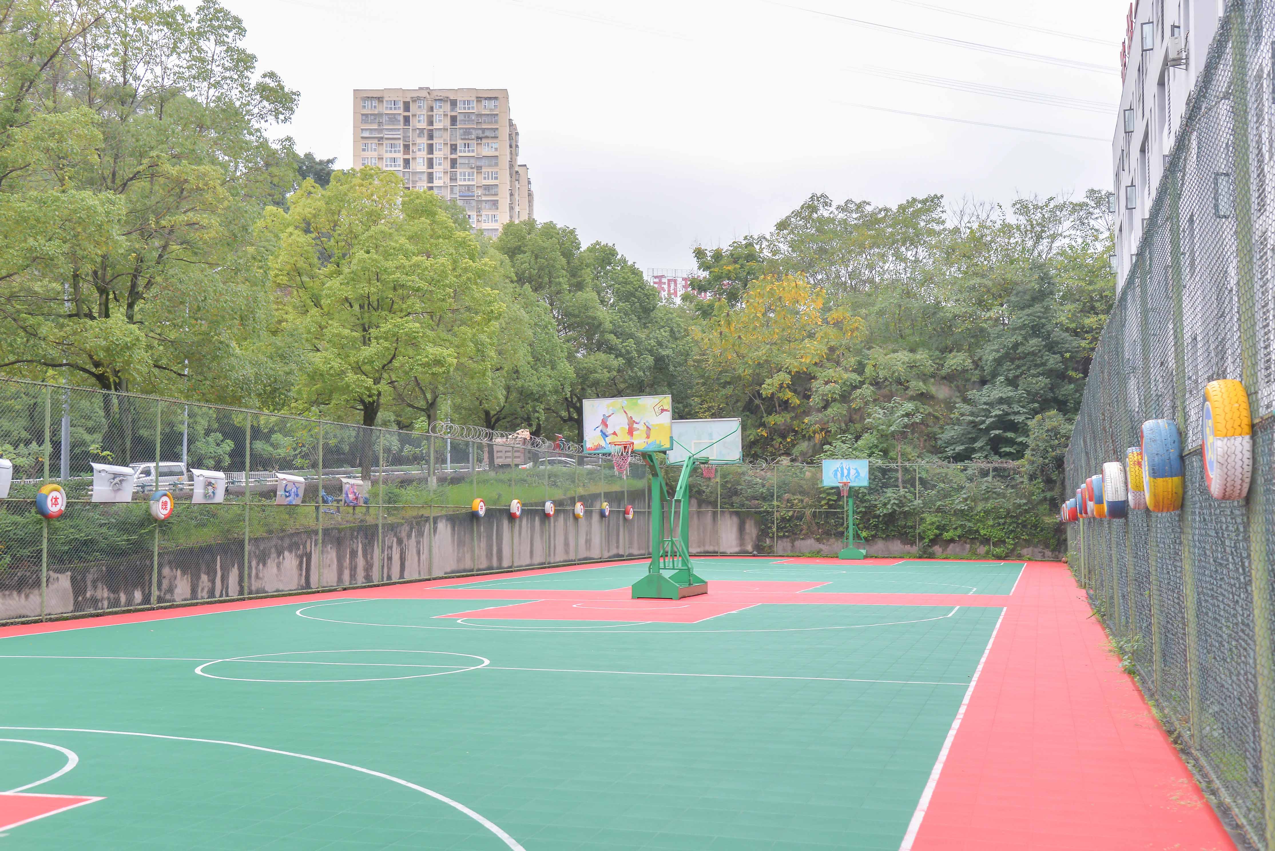 校园篮球场